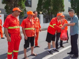 上饶市广信公路中心开展“送清凉”慰问活动