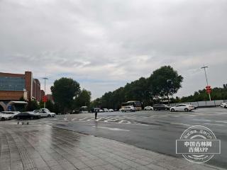 受中低层切变影响，我省中东部出现强对流天气