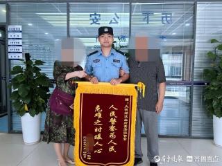 雨夜路遇老人不慎摔倒 警校学子联合众人助其转危为安
