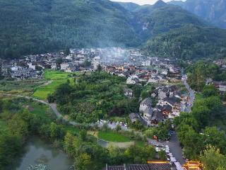 航拍直击：“中国土家第一村”云舍村暑期人气爆棚