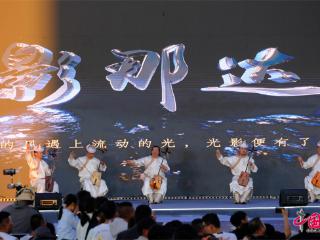 在光影中奔腾！首届99号公路·光影那达慕在内蒙古西乌旗开幕