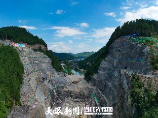 “大冰箱”降温 自动化精准配料 温度计实时测温｜花滩子水库混凝土浇筑有“智慧” 　