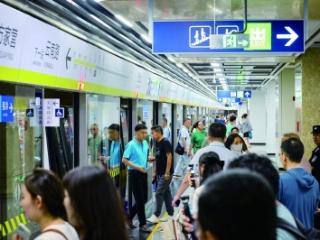 市民争相“尝鲜”新晋“换乘王”