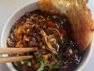 一碗肉丁面，一座烟火城