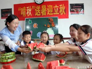 山东茌平：童趣“啃秋”，孩童啃西瓜迎“立秋”