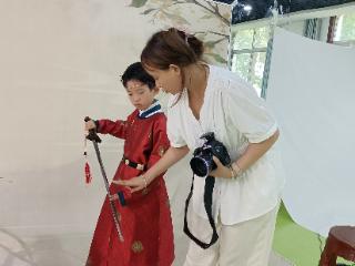 泰山区上高街道双龙社区开展“定格童真 留住美好”免费拍照公益活动