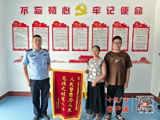 女司机高速路上突发不适，十堰交警暖心救援