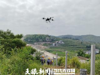 高温“烤”验下，无人机“空中快递”破解瓮马铁路施工难题！ 　