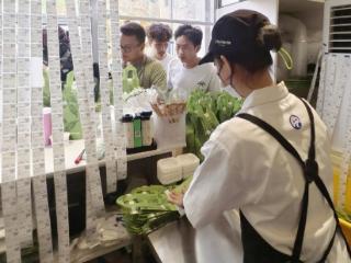 “秋一杯”奶茶消费热潮，茶百道半日近2000店销量增500%