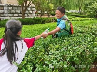 无棣县棣丰少年送清凉：一杯清露，让城市暑日溢满温情