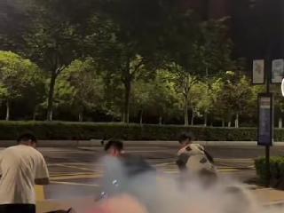 阜阳三男子“烧胎”耍酷被处罚