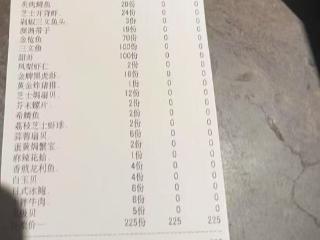女子吃自助餐点100份三文鱼， 吃了吐，吐了吃 ，餐厅：完全不能理解