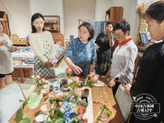 曼行吉林｜学撕纸技艺、听满族民歌……蒙曼在通化师范学院的非遗之旅