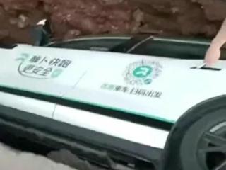 萝卜快跑坠3米深坑，乘客攀梯脱险，客服仍强调 “安全是无人驾驶第一准则”