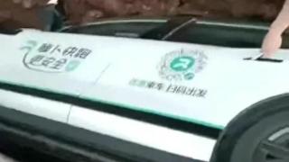 萝卜快跑坠3米深坑，乘客攀梯脱险，客服仍强调 “安全是无人驾驶第一准则”(图1)