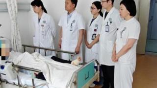 坐了多年轮椅她又站起来了！医院为她全膝关节置换解除病痛