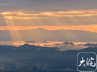 清晨黄山天空上演金光映云海（组图）