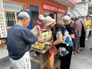 济阳街道草桥口社区开展卷饼送福志愿服务活动