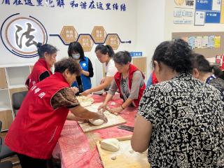 济阳街道济阳大街社区开展立秋包饺子爱心活动
