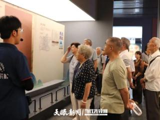 清镇市离退休干部深入乡村考察 共话发展新篇