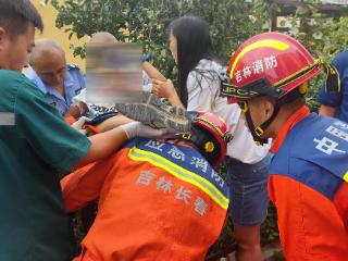 “太疼了” 男孩翻越栅栏遭铁刺贯穿大腿 消防十分钟紧急破拆救援