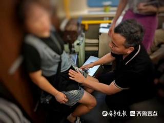 凡人歌丨乘客火车上突然剧烈腹痛，“市立侠”戴世友紧急施救