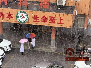 风雨中的暖心伞——烟台市蓬莱第二人民医院医护人员冒雨护送患者获赞