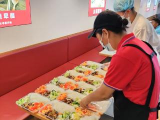 暖心驿站飘饭香，政企接力筑港湾