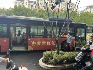 蚌埠：货车突发自燃，两公交司机联手扑救