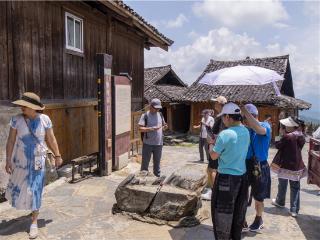 避暑纳凉贵州行｜岜沙苗寨：游人如织入画来 古老苗乡焕新彩