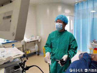 老人被“刀片骨”卡喉，日照市中心医院一分钟极速取异物化险为夷