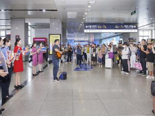 “铁路+文旅”双引擎驱动 打造沉浸式城市IP新范式——国铁济南局青岛站携手市南区开通“啤酒节”文旅专列