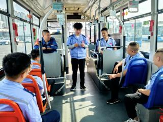 车厢恳谈暖人心 师徒相授共前行