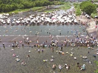 富阳安禾村每天下午“长”满了人 镇长提醒：最好错峰出行