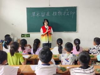 临沭县玉山镇开展“草木留痕 植物拓印”非遗拓印活动