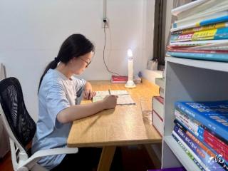 大皖阳光学子王缘圆：一双鞋穿三年，被安徽大学录取没辜负爷爷期望
