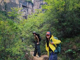 户外徒步登山 感受一城山色