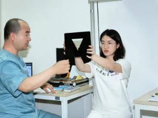 北京茗视光眼科第九届新全飞SMILE pro公益“摘镜” 照亮乡村女教师教育梦途