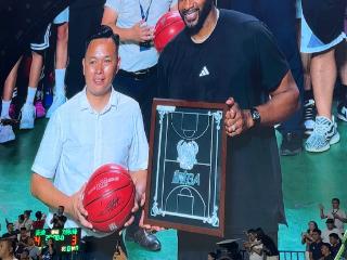 NBA传奇麦迪空降贵州“村BA”，三万球迷见证跨越山海的篮球对话