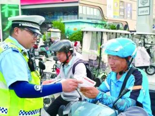 交警街头宣传“戴盔”