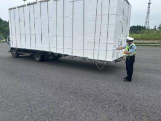10米泡沫板“拖”着无牌货车闯高速？司机：以为中午没人查