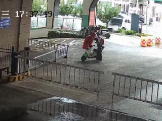 雨中援手显担当 济南公交司机迅速救助摔倒市民