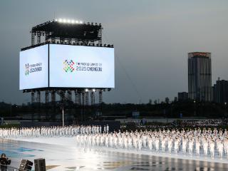 特步闪耀成都世运会开幕式 让运动无限可能