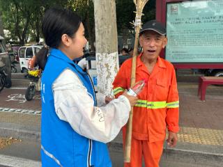 吴泰闸社区开展“炎夏送凉·格暖人心”志愿服务活动