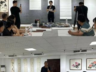 菏泽市牡丹区牡丹街道洪福社区“消暑书画课”开课 笔墨飘香润民心