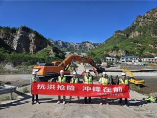 中建一局市政公司火速驰援房山佛子庄 抢通道路解民忧