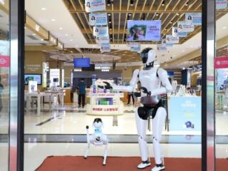 山东移动济南八一营业厅迎“数字新员工” 机器人与机器狗开启智慧服务新时代