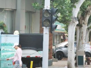 情报站|济南七里山路附近一红绿灯不亮，存安全隐患市民盼修复