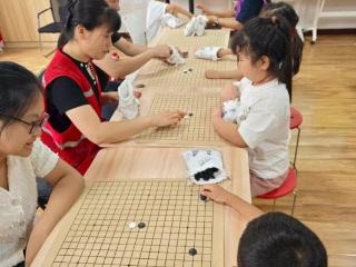 济宁太白湖新区许庄街道荷韵花园社区开展“棋开得胜，属你最棒”围棋公益课活动