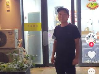 安徽板面店老板因“吃醋”走红 视频拍摄者回应：并非摆拍